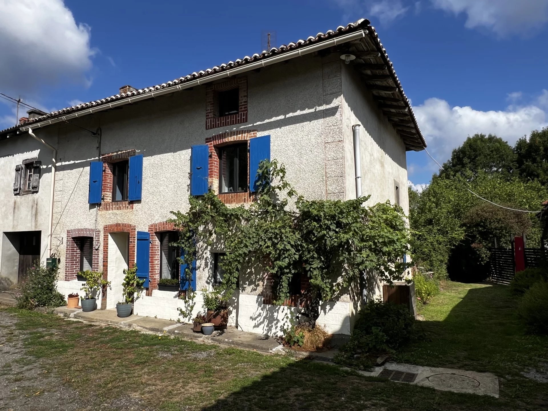 Charming Hamlet House Just 2km from Large Town and Facilities