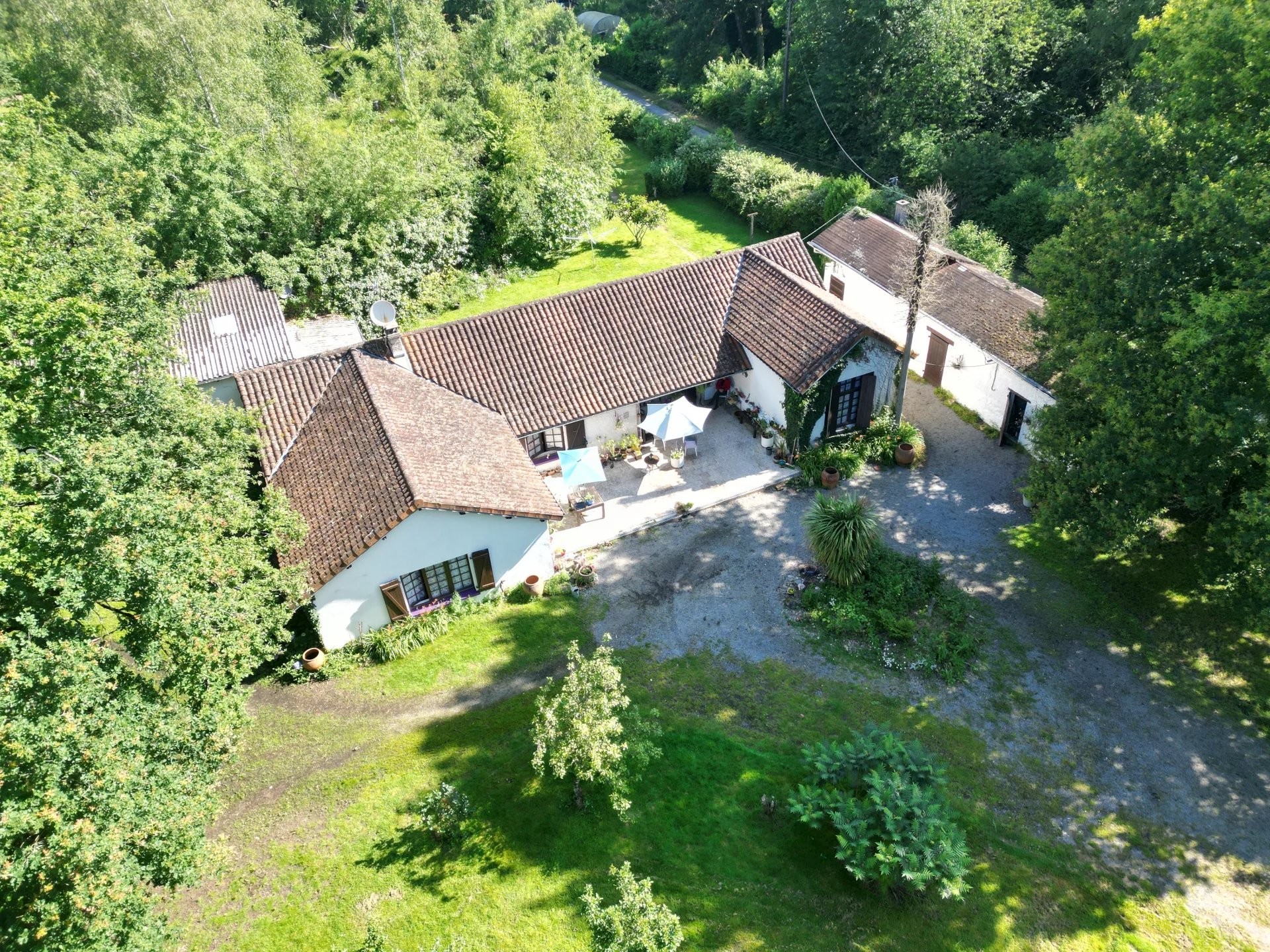 Large Detached Bungalow in Lovely Private Location