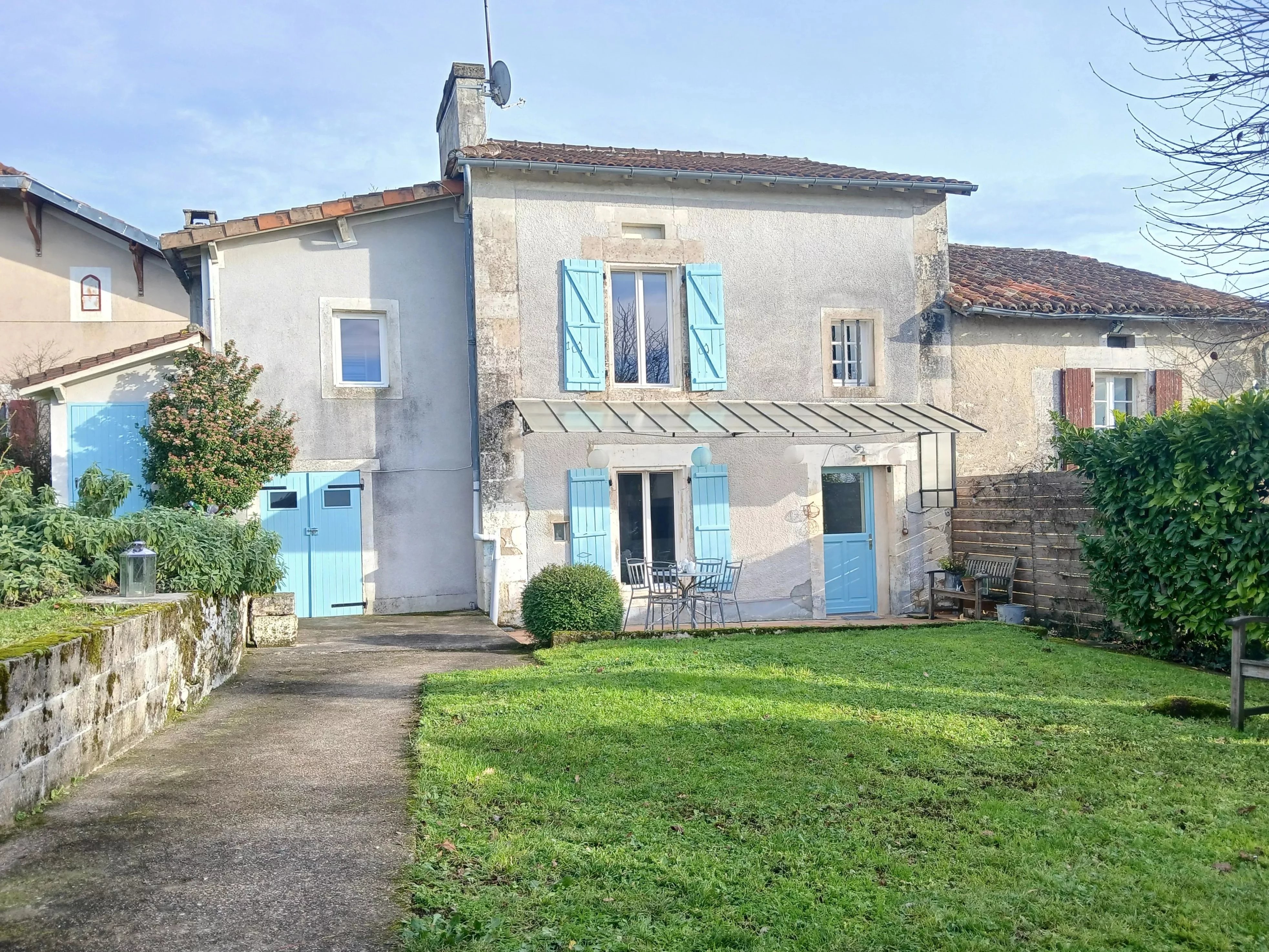 Lovely Property Within Walking Distance of Verteillac