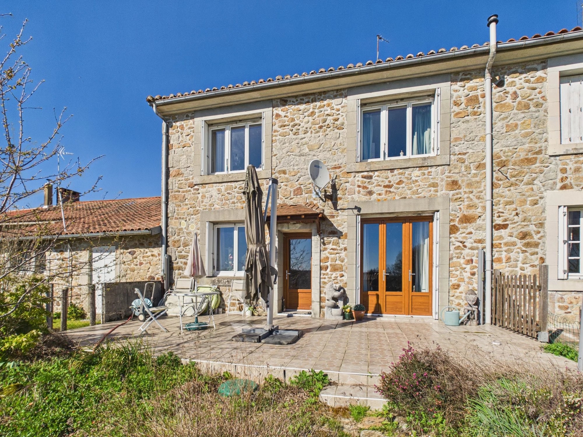 Beautifully Renovated Stone Cottage with Countryside Views