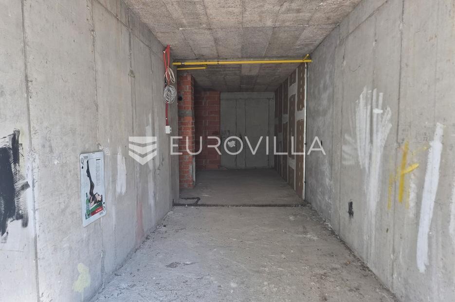 Zagreb, Kustošija, Street-level Commercial Space of 53.50 M² on the Ground Floor, Roh-bau